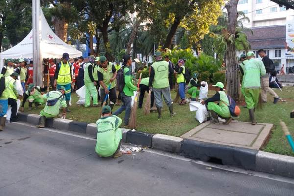  HARI BURUH: Demo Buruh Berakhir, Petugas Bersihkan Kawasan Monas