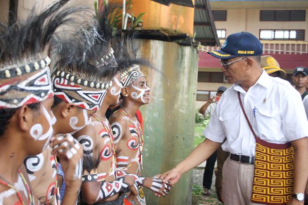  Ribuan Siswa di Biak Peringati Hari Pendidikan Nasional