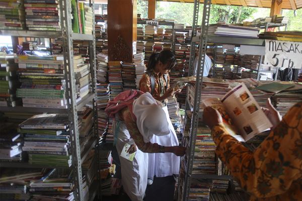 Sejumlah siswa memilih buku di salah satu kios pada acara Menguatkan Pendidikan Memajukan Kebudayaan di Balai Kota Surakarta, Jawa Tengah./Antara