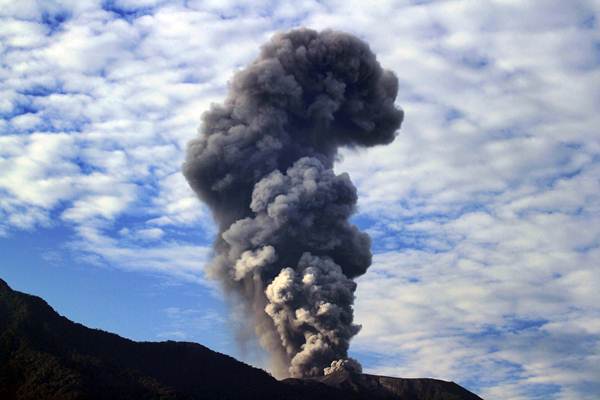  Gunung Marapi Semburkan Abu Vulkanik
