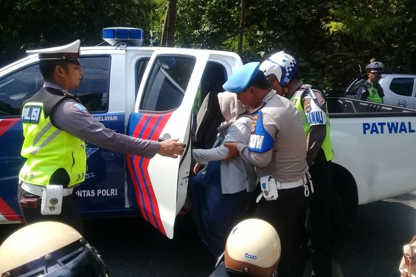  Fitri Kontraksi Melahirkan Saat Antre Pemeriksaan Operasi Lalu Lintas