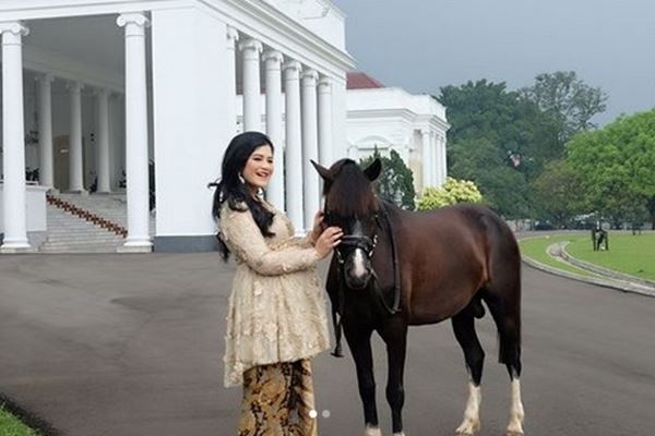  Lagi Hamil, Kahiyang Ayu Unggah Video Berkebaya di Istana Bogor 