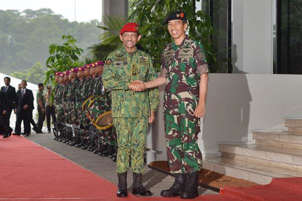  Presiden Jokowi dan Sultan  Hassanal Bolkiah Kenakan Seragam Militer