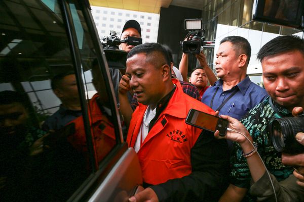 Bupati Mojokerto Mustofa Kamal Pasa mengenakan rompi oranye seusai diperiksa di Gedung KPK, Jakarta, Senin (30/4). Dia ditahan karena terkait kasus dugaan gratifikasi proyek pemasangan tower di Kabupaten Mojokerto./ANTARA FOTO-Nando
