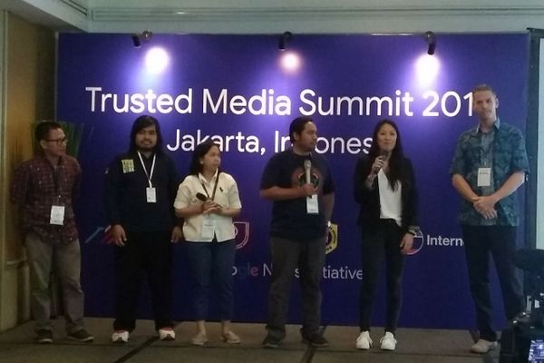 Dari kiri ke kanan: Abdul Manan, Ketua Aliansi Jurnalis Independen (AJI) Indonesia, Ketua Masyarakat Anti Fitnah Indonesia (MAFINDO) Septiaji Nugroho, Direktur Eksekutif AJI Indonesia Eva Danayanti, Head of Google News Initiative for Asia Pacific Irene Jay Liu, dan Regional Director for Asia Programs Internews Brian D. Hanley dalam Trusted Media Summit 2018 di Jakarta, Sabtu (5/5)./Istimewa
