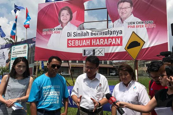  Jelang Pemilu Malaysia, Tensi Persaingan Mahathir-Najib Makin Panas
