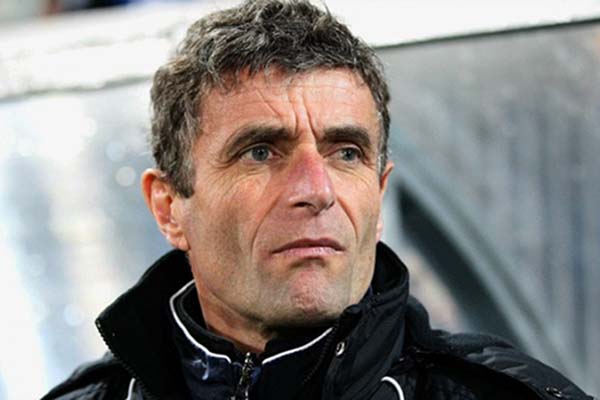 Pelatih Nimes Bernard Blaquart/Football 365