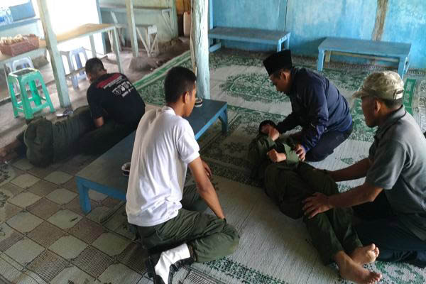 Anggota UKM KMS Batalyon 905 Jagal Abilawa UNS Solo diduga kesurupan mendapatkan penanganan di warung makan selatan Jembatan Kedungareng kawasan Waduk Gajah Mungkur, Sendang, Wonogiri, Sabtu (5/5 - 2018). (Solopos/Rudi Hartono)