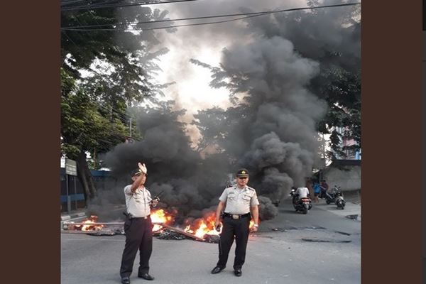  Pengosongan Perumahan Kodam, Massa Bakar Ban di Depan Kodam Jaksel