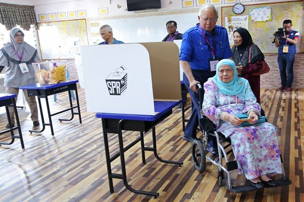  PEMILU MALAYSIA: Najib Diprediksi Menang, Mahathir Dianggap Tua