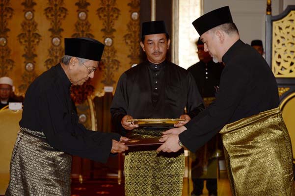  Mahathir Mohamad Dilantik Sebagai PM Malaysia Ke-7