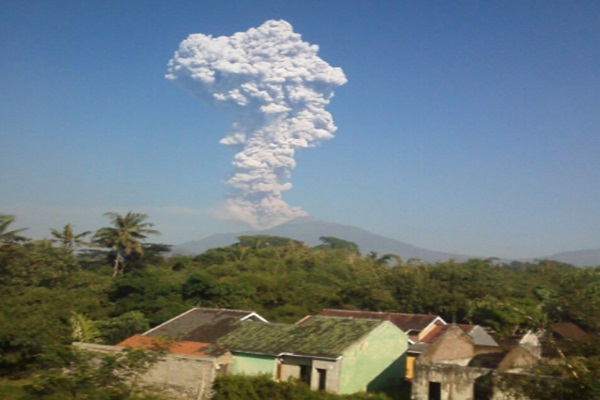  Gunung Merapi Keluarkan Asap Tebal 