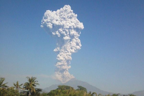  Merapi Meletus Disertai Gemuruh dan Tekanan Sedang