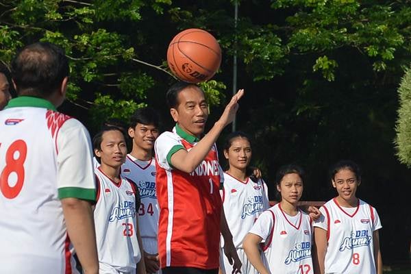  Gaya Presiden Jokowi Ketika Bermain Basket