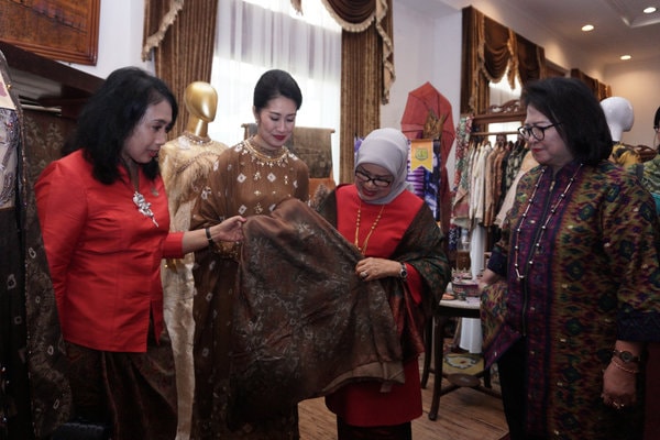  Pengembangan Songket Palembang Hadapi Tantangan Bahan Baku