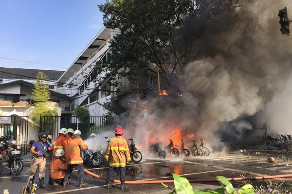  Pemadaman Api Pascaledakan Bom di Gereja Surabaya