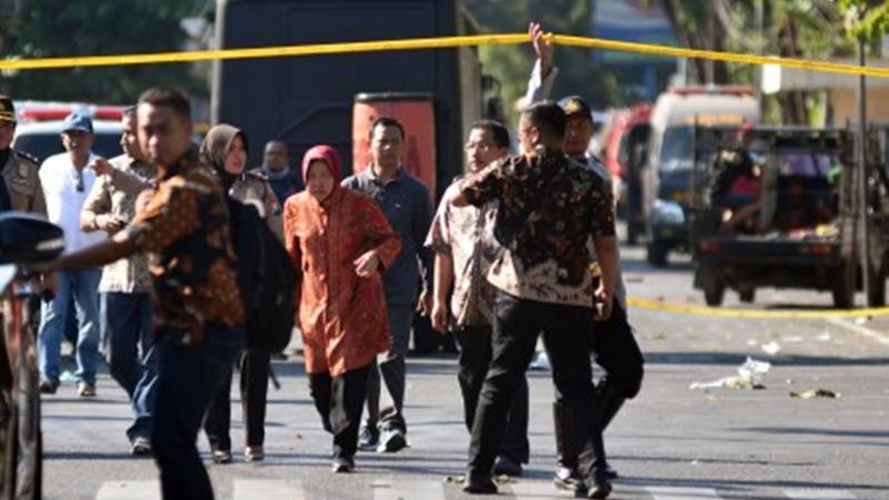  Warga Gelar Aksi Lilin Kebersamaan \"Suroboyo Wani\" di Tugu Pahlawan
