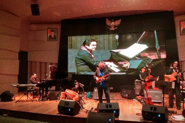  Menikmati Jazz Bersama Dwiki Dharmawan, Nguyen Le & Beledo di Makara Art Center UI