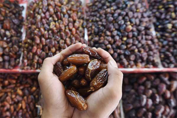  Telkomsel Salurkan 23 Ton Kurma ke 15 Masjid