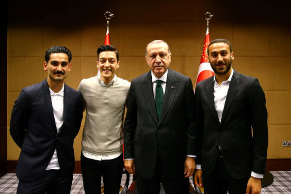  Foto Bareng Erdogan, Ozil & Gundogan Dalam Masalah