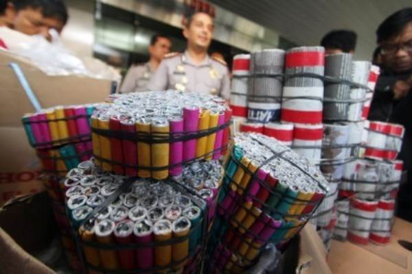 Polres Bogor Musnahkan Puluhan Ribu Botol Miras dan Petasan