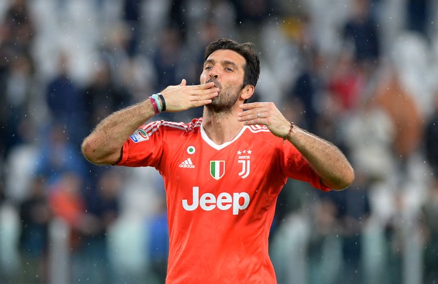  Selain Tinggalkan Juventus, Buffon Pensiun dari Timnas Italia