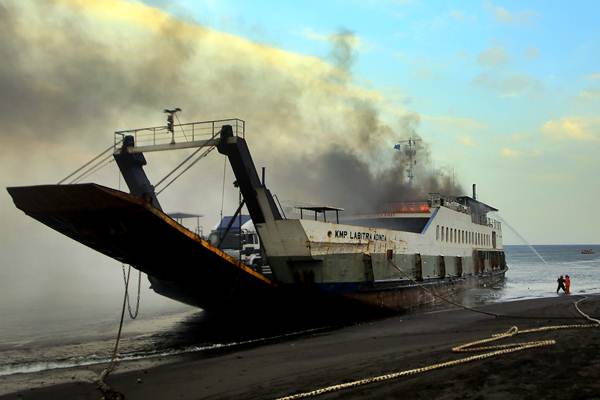  KMP Labitra Adinda Terbakar di Selat Bali