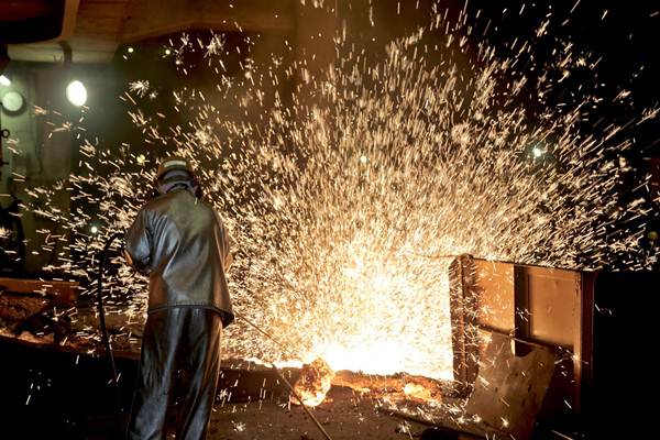  Ancaman Dua Sisi Bagi Smelter \"Lemot\"