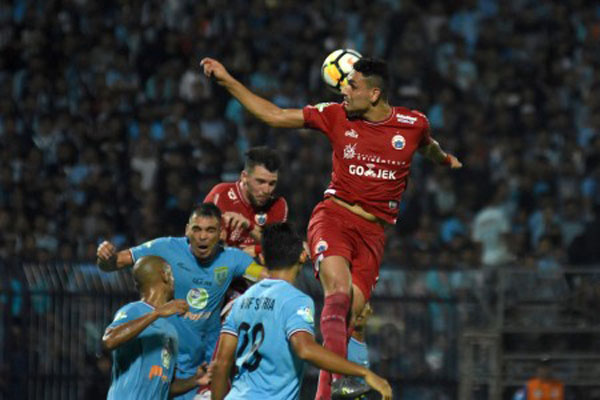  Hasil Liga 1: Gol Tangan Tuhan Bantu Persela Libas Persija