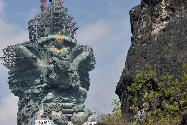  Pemasangan Mahkota Patung Garuda Wisnu Kencana