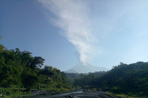  Gunung Merapi Erupsi Freatik Lagi