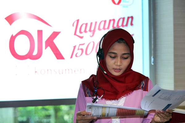 Karyawati beraktivitas di call center Otoritas Jasa Keuangan (OJK), di Jakarta/JIBI-Abdullah Azzam