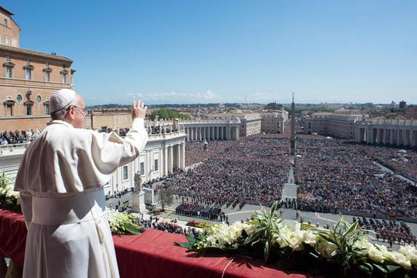  Uskup Agung El Salvador Oscar Romero Diangkat Menjadi Orang Suci oleh Paus Fransiskus