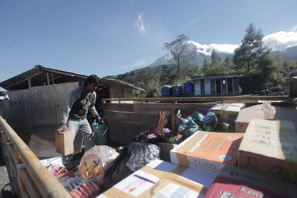  Sebaran Abu Merapi di Magelang Meluas