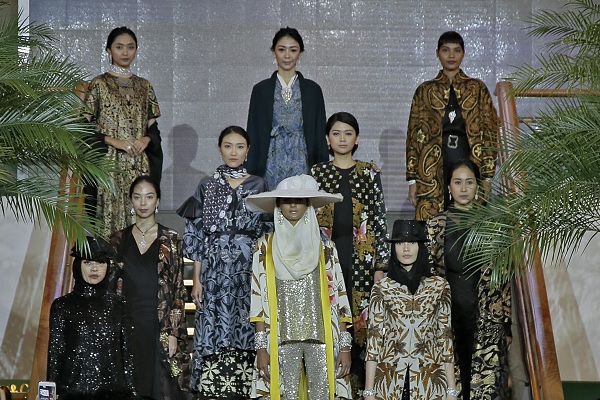  Batik Bersahaja Elegan Hingga Glamor, Kolaborasi Iwan Tirta dan Tiga Desainer