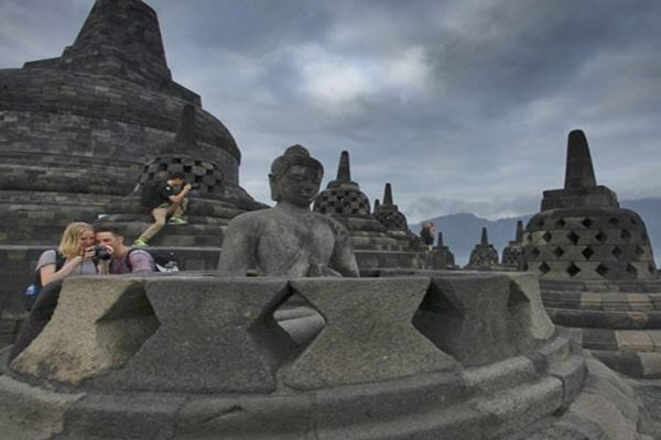  ERUPSI MERAPI : Debu Tipis Siram Candi Borobudur