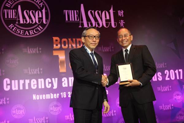 Presiden Direktur PT Manulife Aset Manajemen Indonesia (MAMI) Legowo Kusumonegoro (kanan) menerima penghargaan dari Editor Chief Asset Publishing & Research Limited Daniel Yu, di Singapura, Kamis (16/11) malam./JIBI-Endang Muchtar