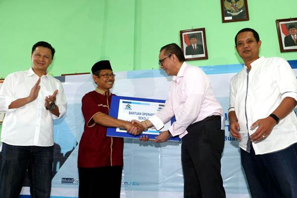  WOM Finance Gelar CSR Ramadan