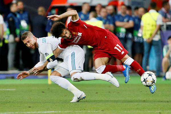  Detik-detik Ketika Mohamed Salah Dijatuhkan Sergio Ramos