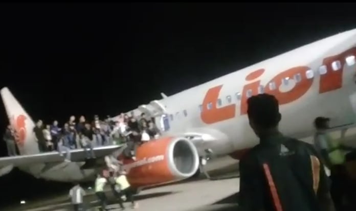  Bercanda Bawa Bom: Lion Air Akan Laporkan Penumpang yang Membuka Pintu Darurat