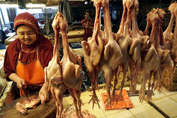 Pedagang memotong daging ayam di lapaknya di Pasar Kosambi Bandung, Jawa Barat, Selasa (16/1)./JIBI-Rachman