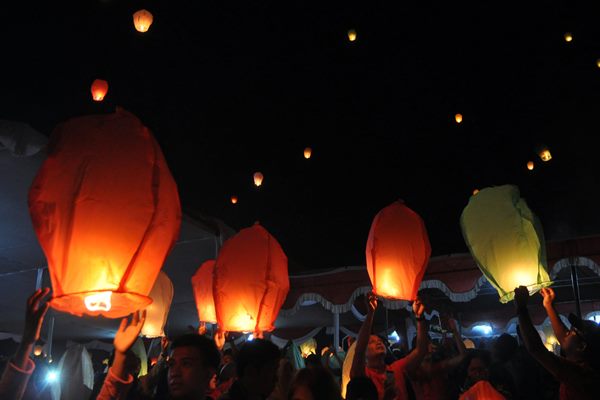  Makna Ribuan Lampion Diterbangkan di Candi Borobudur