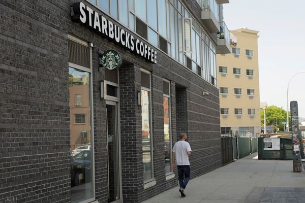  Starbucks Tutup 800 Gerai