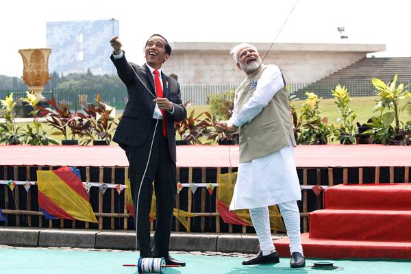  Ketika Presiden Jokowi dan PM Narendra Modi Bermain Layang-layang