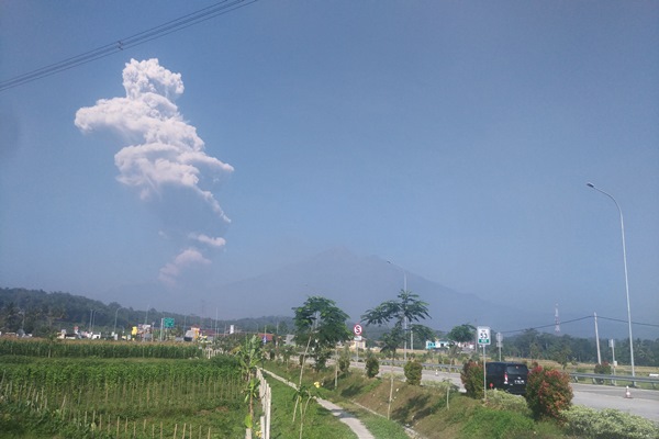  Penerbangan di Yogya, Solo, dan Semarang Ditunda Akibat Abu Merapi