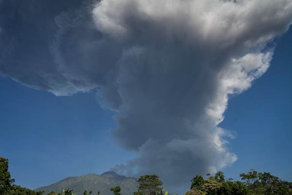 Gunung Merapi mengeluarkan material vulkanis saat terjadi letusan freatik terlihat dari Cepogo, Boyolali, Jawa Tengah, Jumat (1/6/2018)./ANTARA-Mohammad Ayudha