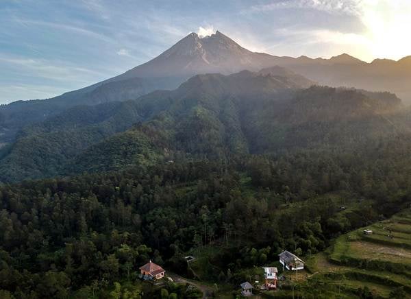  Gunung Merapi Keluarkan Asap Solfatara