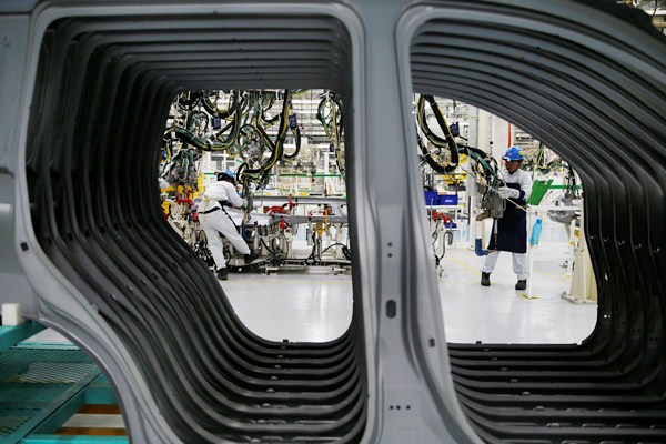  AKTIVITAS MANUFAKTUR : Pabrikan Terus Genjot Produksi