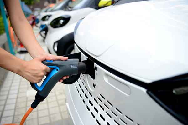  ATURAN BARU UJI TIPE KENDARAAN : Mobil Listrik Mulai Nyetrum