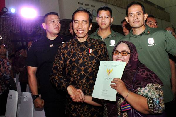 Presiden Joko Widodo bersalaman dengan warga usai acara penyerahan sertifikat tanah untuk rakyat, di Bekasi, Jawa Barat, Kamis (31/5/2018)./ANTARA-Risky Andrianto